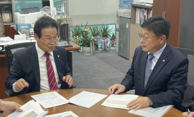 ▲ 이승원 세종시 경제부시장(오른쪽)이 31일 국회 의원회관에서 김용판 국회 행정안전위원회 간사를 만나 현재 행정안전위원회에 계류 중인 ‘세종특별자치시 설치 등에 관한 특별법 일부개정법률안’의 신속한 처리를 요청하고 있다.ⓒ세종시