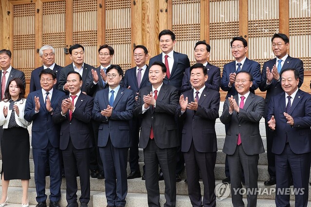 ▲ 2024년도 예산안 및 기금운용계획안 시정연설을 마친 윤석열 대통령이 31일 국회 사랑재에서 열린 국회 상임위원장단 및 여야 원내대표와의 오찬에서 함께 기념촬영을 하고 있다.ⓒ연합뉴스