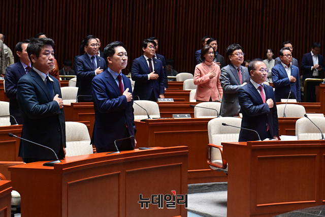 ▲ 김기현 국민의힘 대표와 윤재옥 원내대표 등 의원들이 지난 30일 국회에서 열린 의원총회에서 국민의례를 하고 있다.ⓒ이종현 기자
