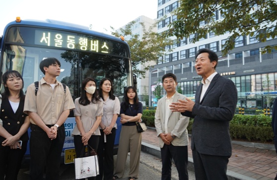 ▲ 오세훈 서울시장이 지난 8월 김포시 풍무동에서 출발하는 서울동행버스 02번 시승에 앞서 시민들에게 서울동행버스의 취지에 대해 설명하고 있다. ⓒ서울시 도시교통실 버스정책과