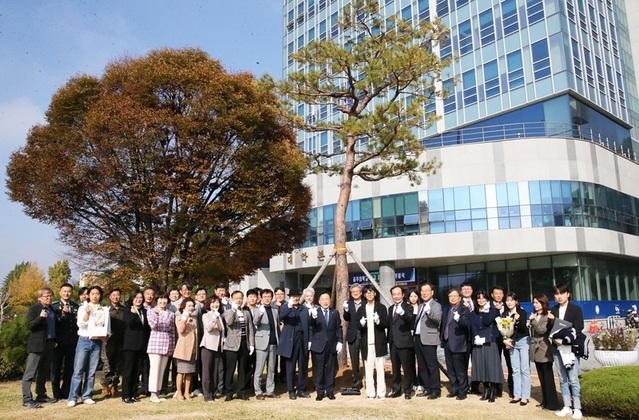 ▲ 임경호 공주대 총장 등이 31일 대학본부 잔디광장에서 개교 75년주년 기념수를 심고 있다.ⓒ공주대