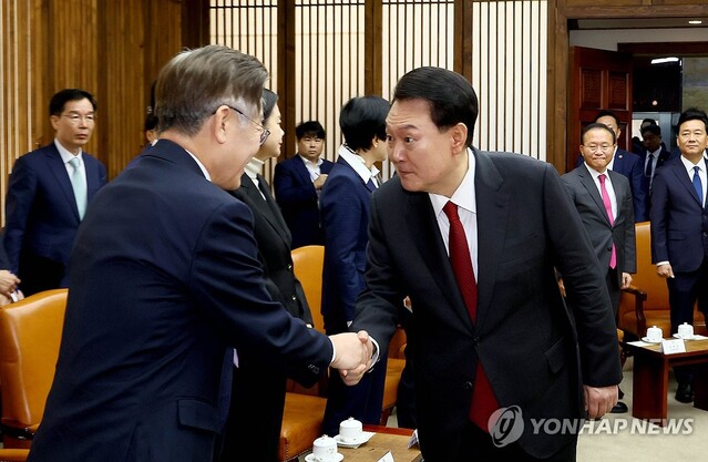 ▲ 2024년도 예산안 및 기금운용계획안 대통령 시정연설을 위해 국회를 찾은 윤석열 대통령이 31일 국회 의장실에서 열린 국회 의장단, 여야 대표, 5부 요인과의 사전 환담에서 더불어민주당 이재명 대표와 인사하고 있다.ⓒ연합뉴스