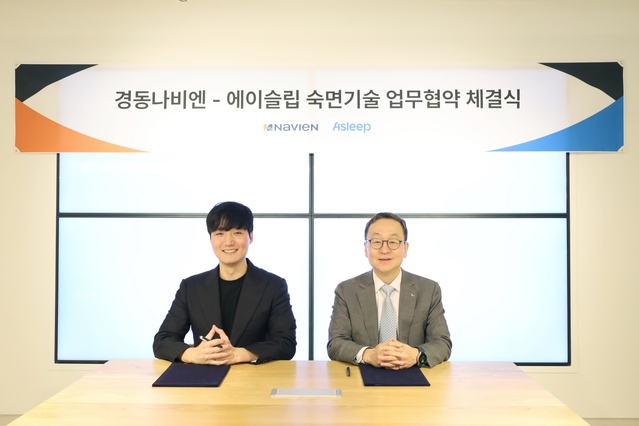 ▲ 경동나비엔 김용범 영업마케팅 총괄임원(오른쪽)과 에이슬립 이동헌 대표(왼쪽) ⓒ경동나비엔