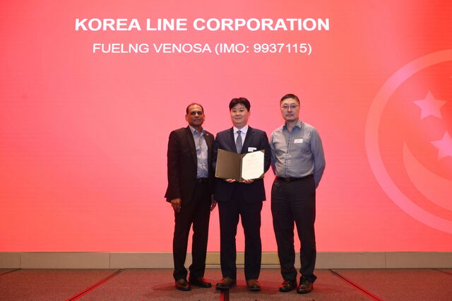 ▲ Captain M Segar(왼쪽부터) 싱가포르 해양항만청 부청장, 송대석 대한해운엘엔지 선임, Eng Dih Teo 싱가포르 해양항만청 최고 경영자가 기념촬영을 하고 있다. ⓒ대한해운엘엔지