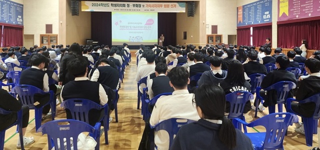 ▲ 공주시가 인구 유입을 촉진하기 위해 학생들을 대상으로 전입 활동을 벌이고 있다.ⓒ공주시