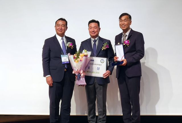 ▲ (왼쪽부터)이원재 두산연강재단 대표와 홍석원 한국과학기술연구원 연구원, 장암 대한환경공학회 회장이 1일 열린 ‘2023 두산연강환경학술상’ 시상식에서 기념촬영을 하고 있다. ⓒ두산그룹