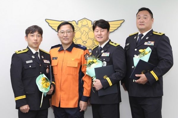 ▲ 왼쪽부터 화재대응 유공 소방위 구본형, 소방본부장 강대훈, 세이프 대상 소방위 장창훈, 생명보호 구급 대상 소방위 박명하.ⓒ대전시