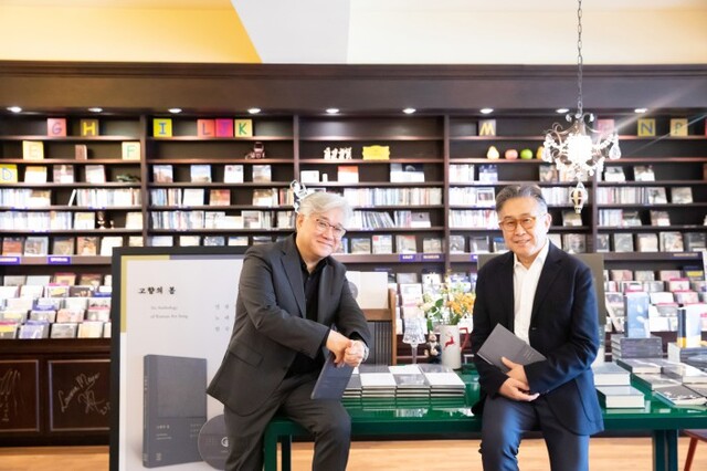 ▲ 지난 3일 풍월당 창립 20주년 기념 한국 가곡 음반 '고향의 봄' 발매 기념 기자간담회에 참석한 베이스 연광철과 박종호 풍월당 대표.ⓒ풍월당