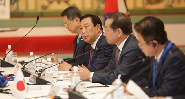 ▲ 최민호 세종시장이 1일 일본 야마나시현에서 열린 제7회 한일지사 회의에 참석해 세종시의 국가균형발전 정책과 신도시 건설 사례 등을 소개하고 있다.ⓒ세종시