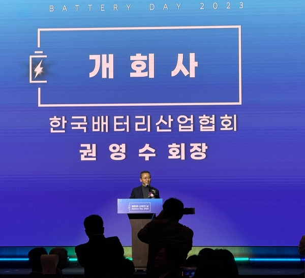 ▲ 1일 서울 송파구 롯데호텔월드에서 '2023 배터리 산업의 날' 행사에서 개회사를 하는 권영수 LG에너지솔루션 부회장. ⓒ이성진 기자