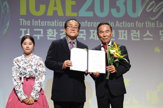 ▲ 박덕흠 의원(오른쪽)이 31일 2023 대한민국 자랑스러운 한국인 대상을 받았다.ⓒ박덕흠 의원실
