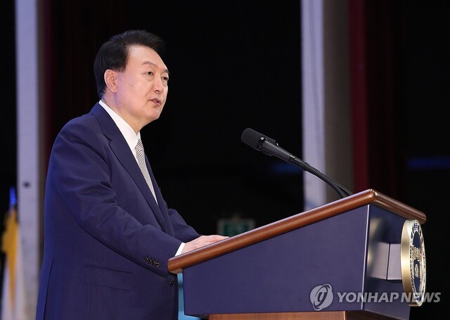 ▲ 윤석열 대통령이 1일 서울 강남구 코엑스에서 열린 제58회 전국여성대회에서 축사하고 있다.ⓒ연합뉴스(사진=대통령실통신사진기자단)