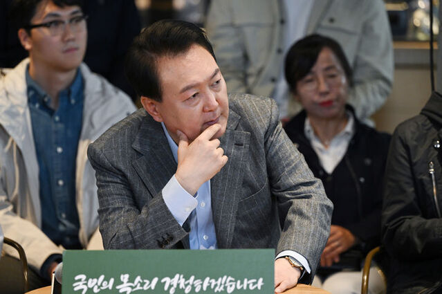 ▲ 윤석열 대통령이 지난 1일 서울 마포구 한 카페에서 열린 제21차 비상경제민생회의에서 참석자들의 발언을 경청하고 있다. ⓒ대통령실 제공 / 뉴시스