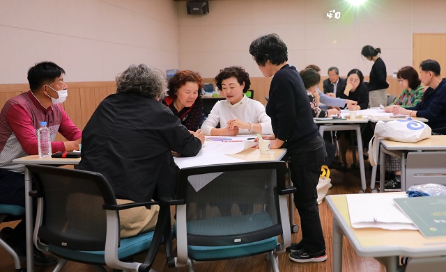 ▲ 시민정원사 교육생들이 팀을 나눠 디자인 실습을 하고 있다.ⓒ경주엑스포