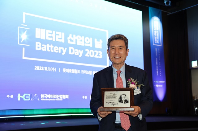▲ 이강덕 포항시장이 한국배터리산업협회가 주최하는 ‘제3회 배터리산업의 날 기념식’에서 대한민국 이차전지 산업발전에 기여한 공로를 인정받아 ‘한국배터리산업협회 공로상’을 수상했다.ⓒ포항시
