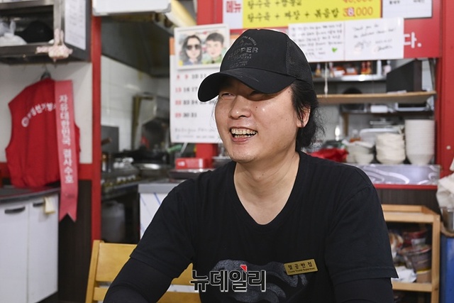 ▲ 유승군 '멸공반점' 사장이 1일 취재진과 인터뷰를 하고 있다. ⓒ서성진 기자