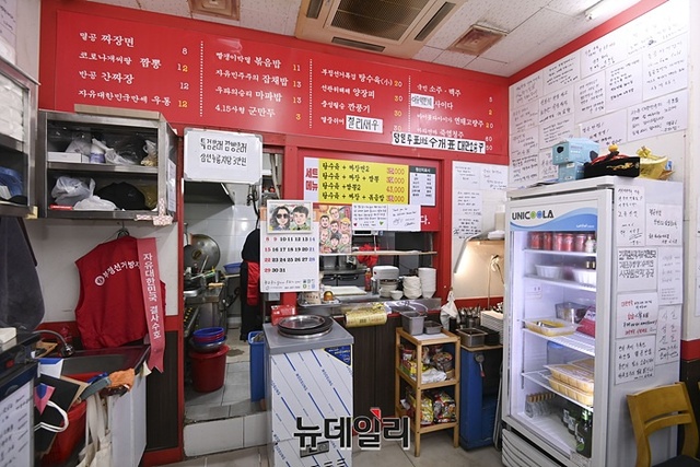 ▲ 1일 방문한 가게 내부에는 특이한 이름을 가진 메뉴가 있었다. 벽면에는 다양한 사람들의 방문 인증 사인이 붙어있다. ⓒ서성진 기자