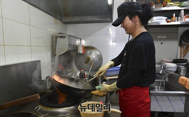 ▲ 1일 유승군 사장이 짬뽕 재료인 채소와 해물을 볶고 있다. ⓒ서성진 기자