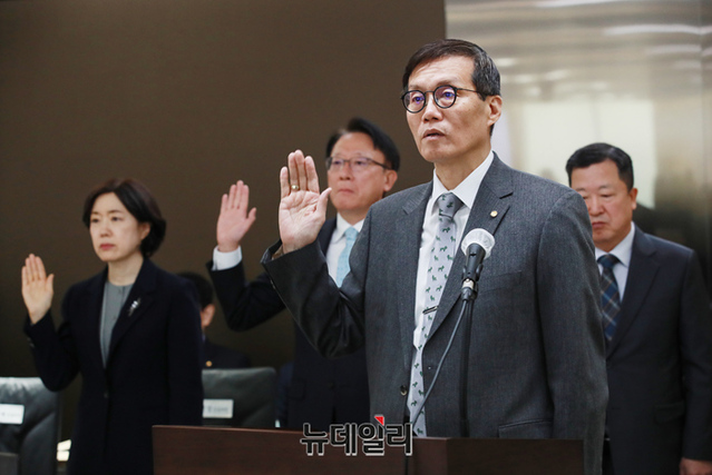 ▲ 이창용 한국은행 총재가 국정감사에 출석해 선서하고 있다ⓒ뉴데일리DB