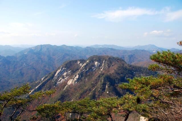 ▲ 희양산의 긴 암릉 구간에서 바라본 구왕봉.ⓒ진경수 山 애호가