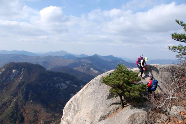 ▲ 암릉 구간의 조망 바위.ⓒ진경수 山 애호가