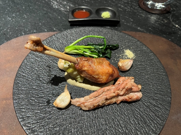 ▲ 첫 코스 요리는 '토종닭 콩피&목살 숯불구이'다.ⓒ최신혜 기자