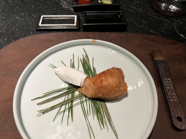 ▲ 두 번째 코스요리에서는 직접 소스로 붓칠을 해볼 수 있는 기회가 주어진다. ⓒ최신혜 기자