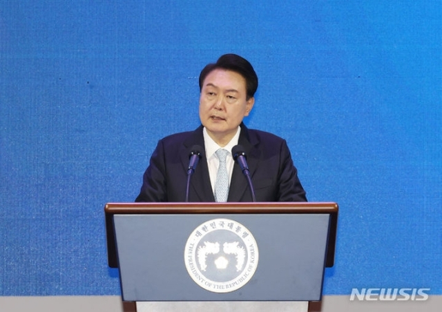 ▲ 윤석열 대통령이 2일 대전 유성구 대전컨벤션센터에서 열린 2023 지방시대 엑스포 및 지방자치·균형발전의 날 기념식에서 기념사를 하고 있다. 2023.11.02. ⓒ뉴시스