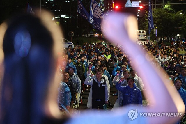 ▲ 금속노조 조합원들이 20일 오후 국회 앞에서 '노조법 2·3조 개정안(노란봉투법) 본회의 통과 촉구 및 거부권 저지' 투쟁문화제를 하고 있다.ⓒ연합뉴스