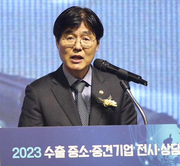 ▲ 김형렬 행복청장이 2일 정부세종청사 체육관에서 열린 '2023년 수출 중소‧중견기업 전시·상담회'에서 환영사를 하고 있다.ⓒ행복청