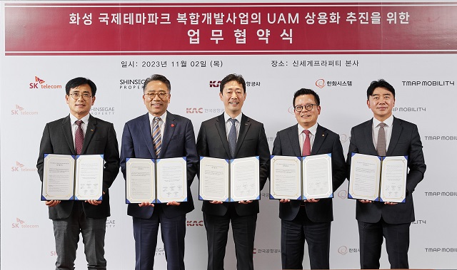 ▲ 좌측부터 신용식 SK텔레콤 부사장, 임영록 신세계프라퍼티 대표이사, 윤형중 한국공항공사 사장, 어성철 한화시스템 대표이사, 이종호 티맵모빌리티 대표이사가 2일 역삼동 신세계프라퍼티 본사에서 협약식을 마치고 기념촬영을 하는 모습.ⓒ신세계프라퍼티