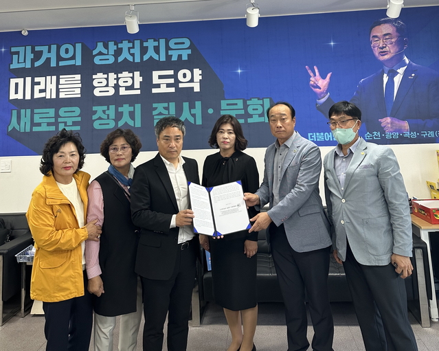 ▲ 강도용 농단연 상임대표(현 한국후계농업경영인 전남도연합회장)와 김향숙 한국여성농업인전라남도연합회장 등 농단연 회원들이 소병철 의원 사무실을 방문해 성명서와 건의문을 전달했다. ⓒ농단연