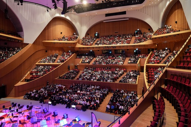 ▲ 롯데가 2일 서울 잠실 롯데콘서트홀에서 진행한 '러브패밀리 동행콘서트'에서 임직원들이 공연을 관람하고 있다.ⓒ롯데