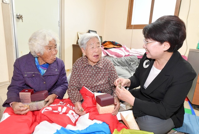 ▲ 이달희 경제부지사는 할머니 두 분에게 직접 대통령 손목시계를 채워 드리고 가져간 보리떡과 찰떡을 나눠 먹으면서 담소를 나눴다.ⓒ경북도