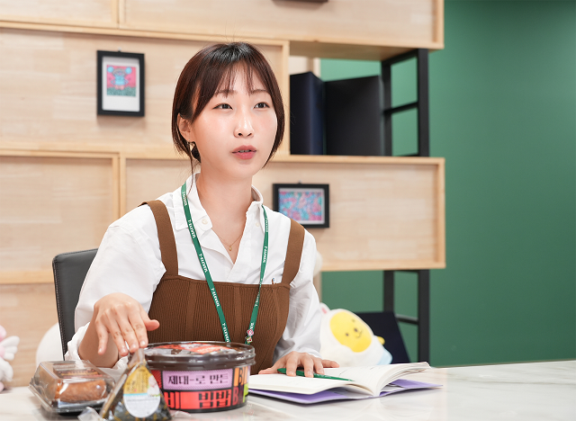 ▲ 김하영 MD가 인터뷰 도중 제품 개발과 출시 과정에 대해 설명하고 있다.ⓒ세븐일레븐