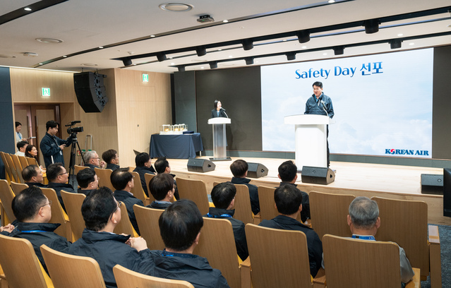 ▲ 조원태 한진그룹 회장이 3일 서울 강서구 대한항공 본사에서 제1회 ‘세이프티 데이(Safety Day)’ 기념행사에 앞서 개회사를 하고 있다. ⓒ대한항공