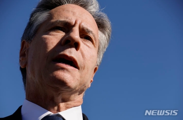 ▲ 토니 블링컨 미 국무장관이 2일(현지시간) 미 메릴랜드주 앤드류공군기지에서 이스라엘로 출국하며 취재진 질문에 답하고 있다. ⓒAP/뉴시스