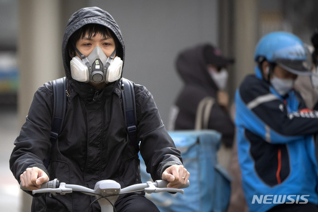 ▲ 지난 4월 중국 베이징 시내에서 마스크를 착용한 채 자전거를 몰고 있는 시민 모습. ⓒAP/뉴시스