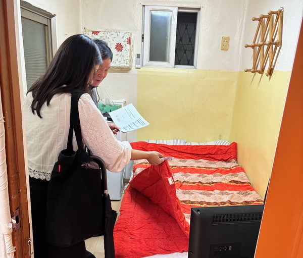 ▲ 서울 도봉구 보건소 특별 위생 점검반이 지역 내 숙박업소를 대상으로 빈대 출몰 유무 등을 확인하고 있다. ⓒ도봉구