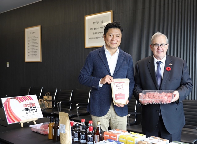 ▲ 로렌스 맥콜레이 캐나다 농업농식품부 장관(오른쪽)과 최훈학 SSG닷컴 영업본부장이 '2023 쓱데이' 기간 선보일 캐나다 농특산물을 들어 보이고 있다.ⓒSSG닷컴
