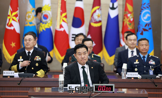 ▲ 신원식 국방부 장관이 지난달 16일 오후 서울 용산구 국방부에서 열린 국회 법제사법위원회의 국방부 군사법원에 대한 국정감사에 출석해 입장하고 있다. ⓒ정상윤 기자