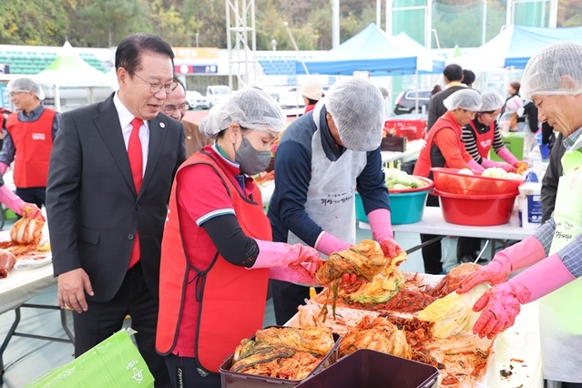 ▲ 송인헌 괴산군수가 김장 담그는 모습을 지켜보고 있다.ⓒ충북도