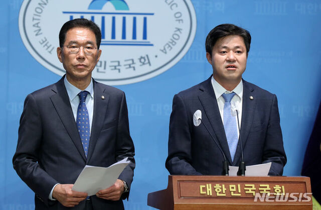 ▲ 박상혁 더불어민주당 의원이 5일 오전 서울 여의도 국회 소통관에서 김포 서울 편입 관련 입장 발표 기자회견을 하고 있다. 왼쪽은 김주영 더불어민주당 의원.ⓒ뉴시스