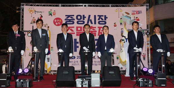 ▲ 대전 동구는 오는 24일까지(매주 금·토 오후 5~10시) 중앙시장 활성화 구역에서 야시장 ‘동구 夜 놀자’를 운영한다.ⓒ동구