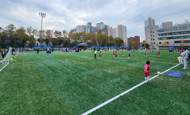 ▲ 5일 수원종합운동장 보조구장에서 '2023 정조대왕배 전국유소년 축구대회' 부별 예선 경기가 진행되고 있다.
 ⓒ홍완식기자