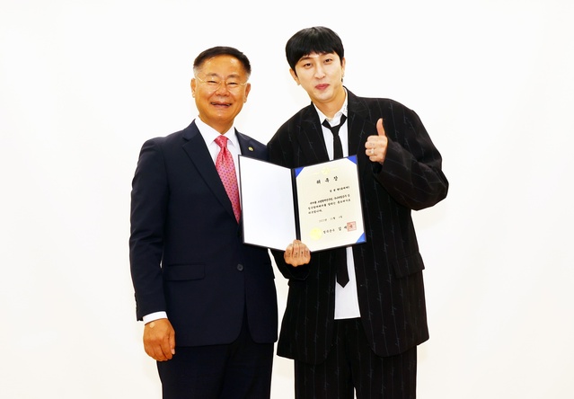 ▲ 김재욱 칠곡군수가 래퍼 슬리피를 칠곡할매래퍼 홍보대사로 임명하고 기념 촬영을 하고 있다.ⓒ칠곡군