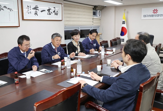 ▲ 황병우 은행장은 소상공인의 날을 하루 앞둔 4일 임직원들과 지역의 대표적 전통시장인 서문시장을 찾아 골목상권을 살피면서 황선탁 서문시장 상가연합회 회장을 만나 상권 활성화 협력에 대한 의견을 교환했다.ⓒDGB대구은행