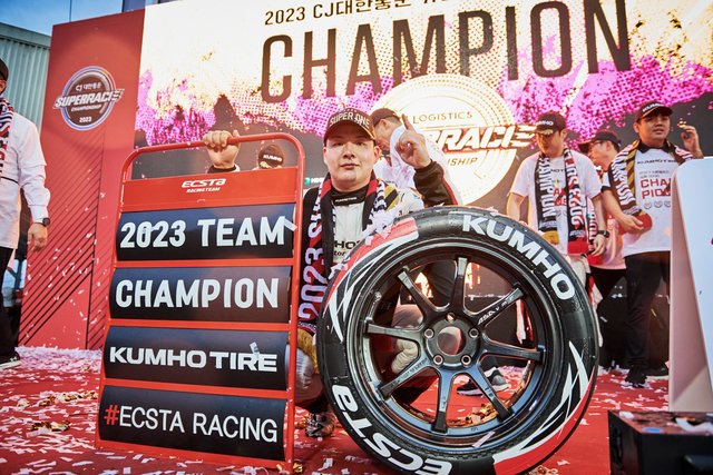 ▲ 금호타이어 엑스타 레이싱팀이 CJ 슈퍼레이스에서 종합 우승을 차지했다 ⓒ금호타이어
