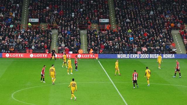 ▲ 울버햄프턴과 셰필드  EPL 경기에서 나오고 있는 2030 부산 엑스포 유치 기원 광고.ⓒ롯데