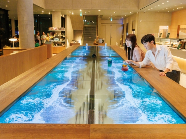 ▲ 스타벅스 '더여수돌산DT점'에 있는 55인치 투명 OLED 12대를 이어붙인 초대형 투명 OLED 테이블. ⓒLG디스플레이